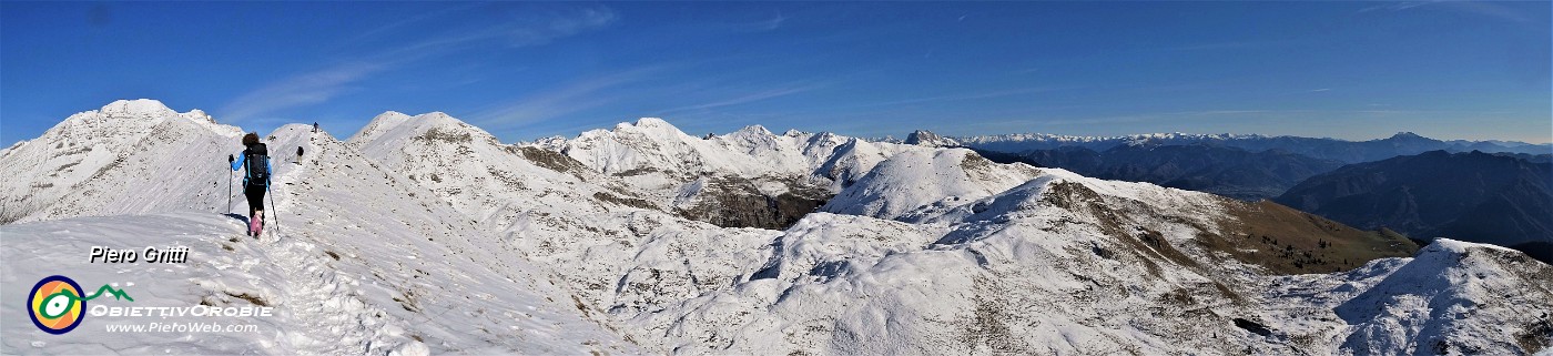 39 Panoramica in cresta innevata per Cima Grem.jpg
